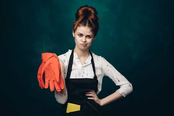 Kobieta z gumowymi rękawiczkami w fartuchu sprzątanie prac domowych — Zdjęcie stockowe