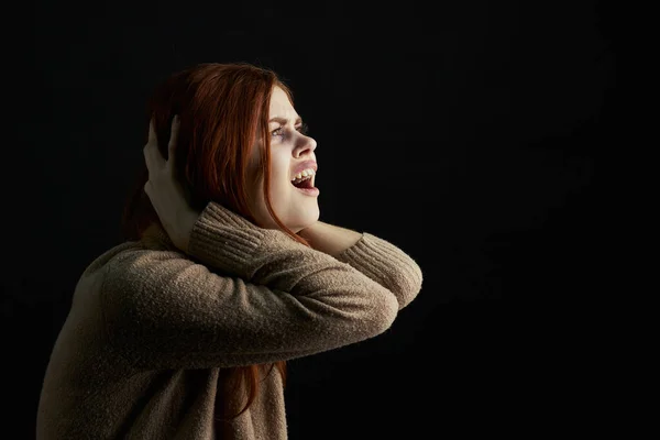 Upprörd kvinna gråter blåmärken under ögonen depression mörk bakgrund — Stockfoto