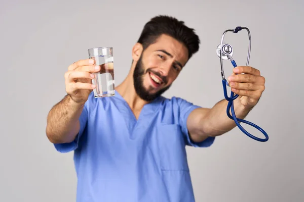 Doktor diyetisyen su bardağı steteskobu kapatın. — Stok fotoğraf