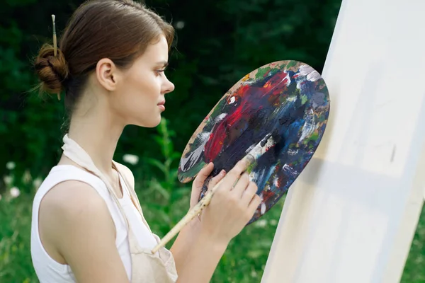 Mulher artista pinta paleta cavalete natureza desenho — Fotografia de Stock