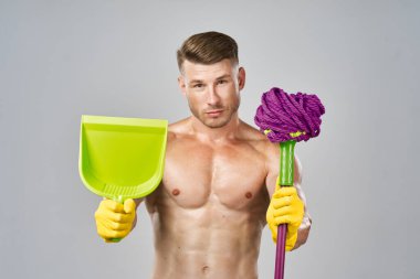 Pompalı vücut paspası temizleyen bir adam.