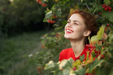 Gülümseyen kadın kırmızı dudaklar doğaya taze hava verir yaz mevsimi