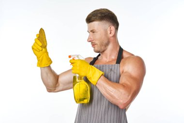 Lastik eldivenli önlüklü şişmiş bir adam.