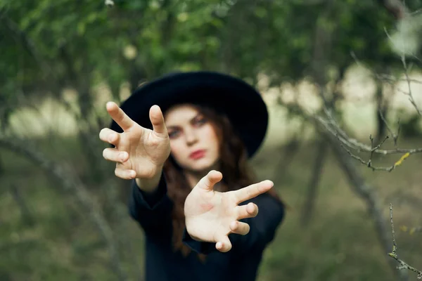 魔女の森ポーズの衣装ハロウィンゴシックスタイル — ストック写真