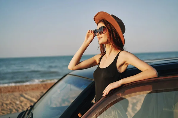 Frau am Strand in der Nähe von Autoreisen Abenteuer Sommer — Stockfoto