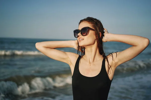 Cheerful woman in black swimsuit sunglasses ocean travel — Stock Photo, Image