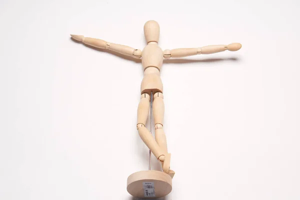 Diseño maniquí de madera objeto juguete posando fondo de luz — Foto de Stock