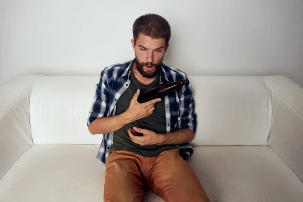 Homem barbudo alcoolismo problemas emoções depressão isolado fundo — Fotografia de Stock