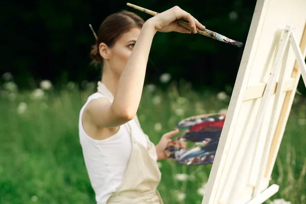 Wesoła kobieta artysta malarstwo obraz na świeżym powietrzu twórczej sztuki — Zdjęcie stockowe