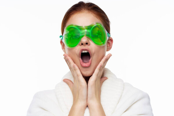 веселая женщина в белом халате уход за лицом омоложение подъема