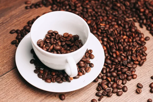 Bir fincan kahve. Sıcak içecek. Nesnenin dökülen taneleri.