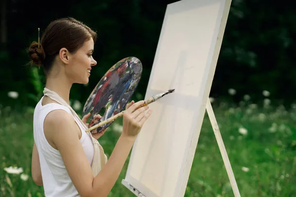 Kadın açık havada resim çiziyor yaratıcılık üzerine bir hobi. — Stok fotoğraf
