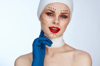 Kadın hasta Kırmızı Dudak estetik ameliyat çıplak omuzlar hafif arka plan