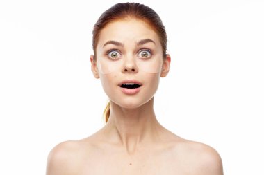 Yüz yenileme spa tedavisinde yamalı güzel bir kadın.