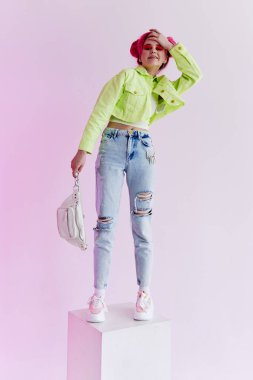 Pembe saçlı, yaratıcı stüdyo modeli olan şık bir kadın.