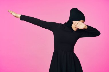 Siyah tesettürlü Müslüman kadın. El hareketi modeli.