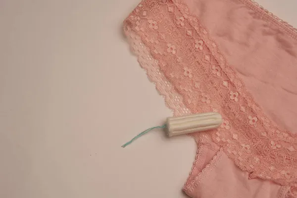 Tampon pedleri iç çamaşırları kadın hijyen koruma ışığı arka planı — Stok fotoğraf