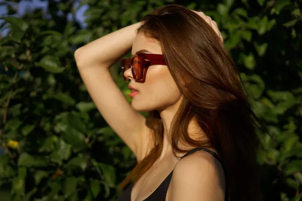 Mujer bonita en traje de baño y gafas de sol trópicos de verano — Foto de Stock