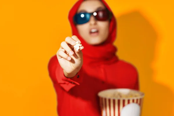Veselá žena 3D brýle technologie sledování filmu popcorn etnický model — Stock fotografie