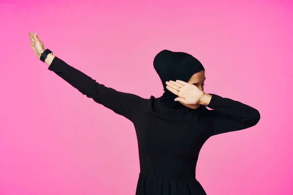 Mulher muçulmana em hijab preto posando modelo gesto mão — Fotografia de Stock