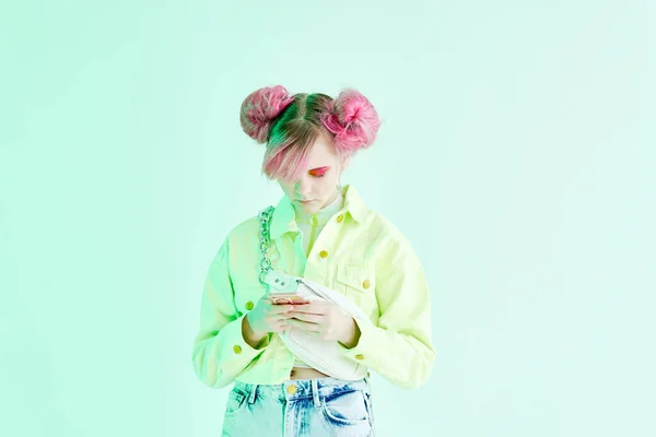 Dziewczyna z różowymi włosami nastolatek pozowanie neon mody — Zdjęcie stockowe