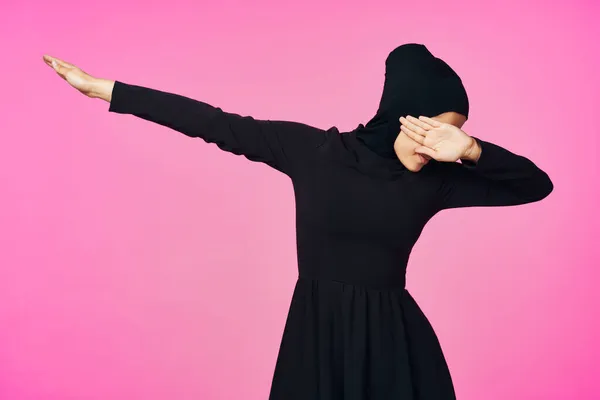 Femme musulmane en hijab noir posant modèle de geste de la main — Photo