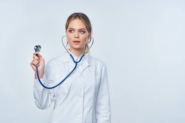Γυναικεία νοσοκόμα λευκό παλτό στηθοσκόπιο θεραπευτής νοσοκομείο — Φωτογραφία Αρχείου