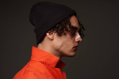 Kırık burunlu dövüşçü boks antrenmanı yapıyor. Saldırı yaralanması.