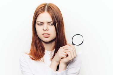 Beyaz gömlekli neşeli kadın el arama aracında.