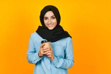 Neşeli bir kadın canlandırıcı bir içecek içiyor.