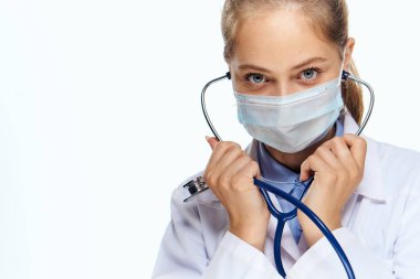 Beyaz önlüklü kadın laboratuvar asistanı kimyasal çözeltiyi analiz ediyor.