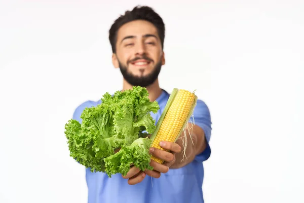 Nutritionniste masculin avec des légumes dans les mains de calories santé — Photo