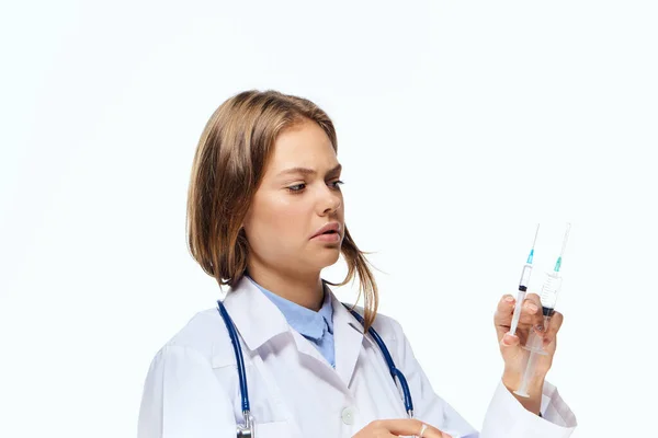 여성 의사 화이트 코트 연구는 실험실 진단을 분석 한다 — 스톡 사진