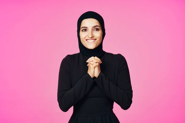 身披黑头巾的穆斯林妇女摆姿势模特 — 图库照片
