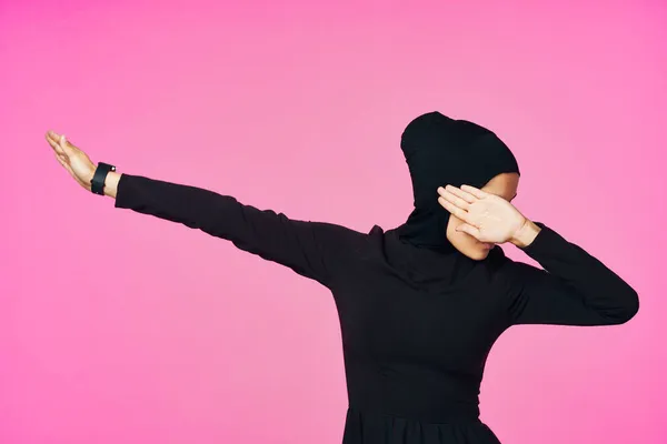 검은 히잡 포즈를 취하는 손 동작 모델에 있는 여장 남자 — 스톡 사진