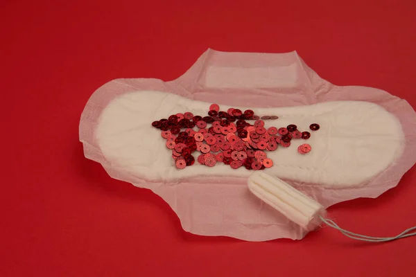 Almofada feminina menstruação de sangue higiene fundo vermelho — Fotografia de Stock