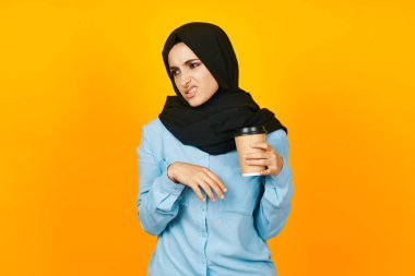 Siyah tesettürlü bir kadın Bir bardak kahve Isınan bir içecek izole bir arka plan