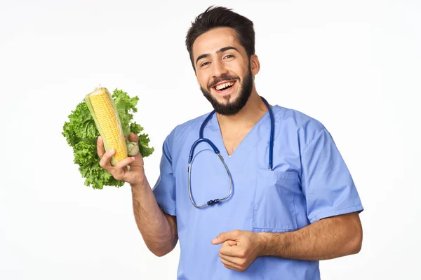 Nutricionista masculino com legumes nas mãos de calorias de saúde — Fotografia de Stock