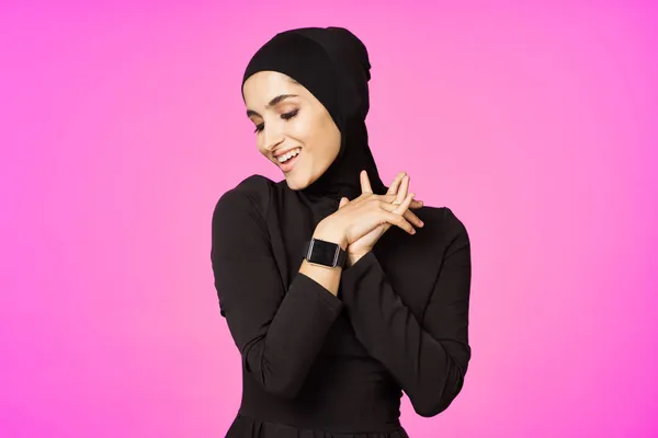 Rolig muslim klocka teknik poserar rosa bakgrund — Stockfoto