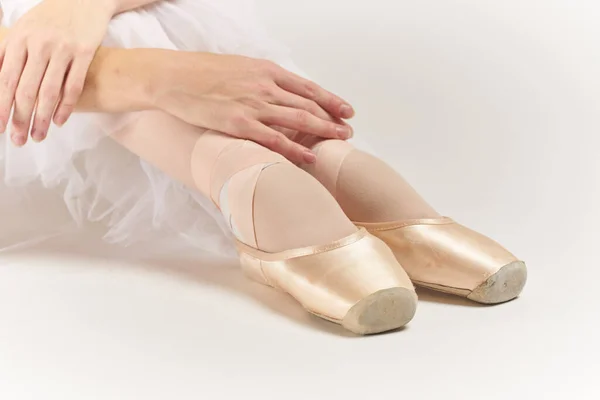 Ballerina piedi posa moda esercizio danza luce sfondo — Foto Stock