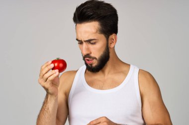 Sakallı adam taze domatesler sağlıklı yaşam tarzı diyet yemekleri izole edilmiş arka plan