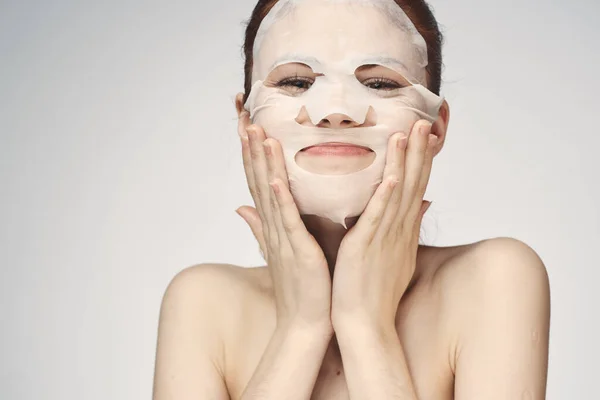 戴化妆品面具的妇女面部皮肤护理年轻化 — 图库照片