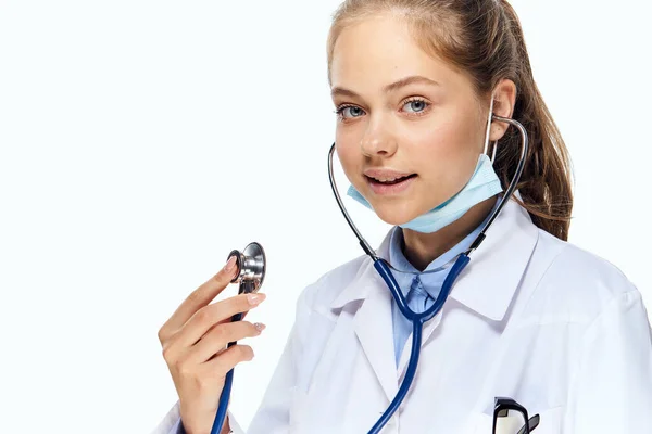 Assistente di laboratorio femminile in soluzione chimica cappotto bianco analizza la ricerca — Foto Stock