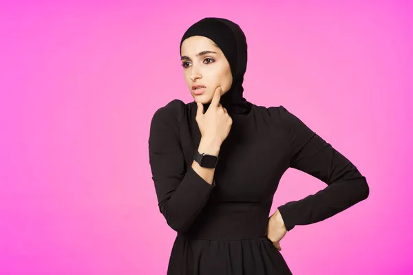 Lustige muslimische Uhrentechnologie posiert rosa Hintergrund — Stockfoto