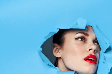 Kadın yüzü kırmızı dudaklar portre cazibesi sergiliyor