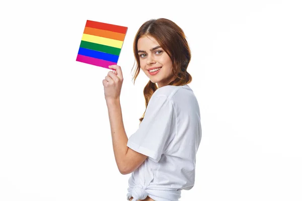 Mujer con bandera lgbt transgénero comunidad luz fondo — Foto de Stock