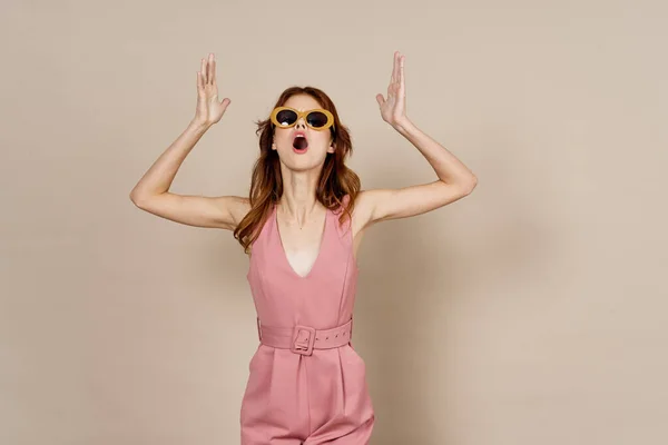 Nő rózsaszín ruha glamor pózol modell elszigetelt háttér — Stock Fotó