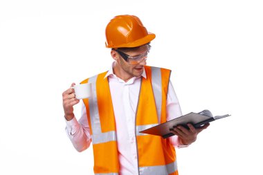 İş üniformalı adam turuncu kask güvenlik profesyonel işi