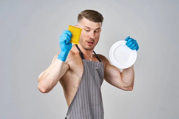 Un uomo in grembiule che lava i piatti servizio di pulizia — Foto Stock