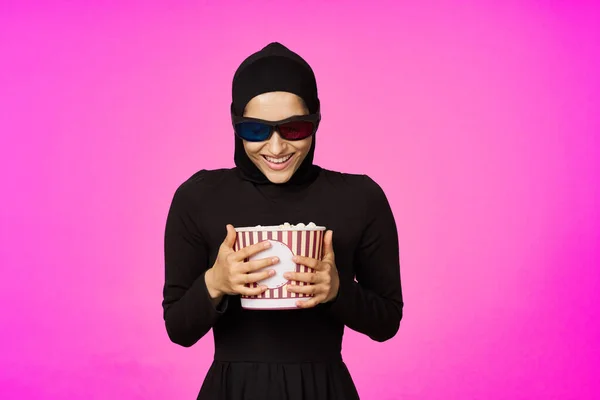 Vacker kvinna attraktiv look popcorn glasögon film titta på isolerad bakgrund — Stockfoto